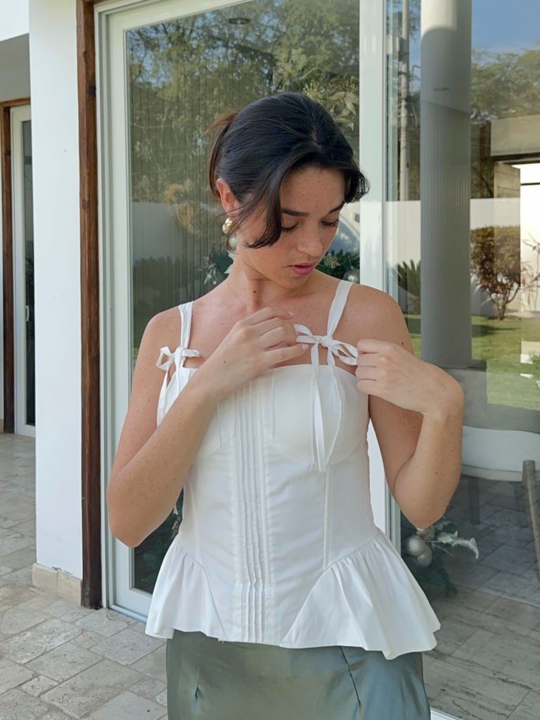 Mujer con look de best outfit combo de Armónica, perfecto para el día a día con estilo y comodidad.