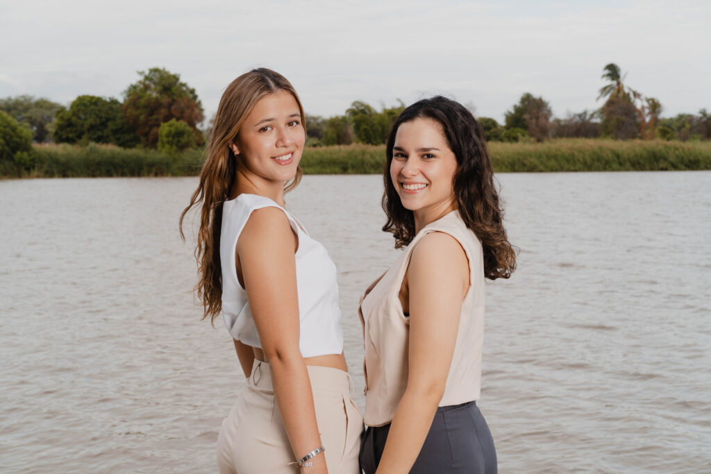 ropa de estilo casual y moderno, creando looks armoniosos y elegantes