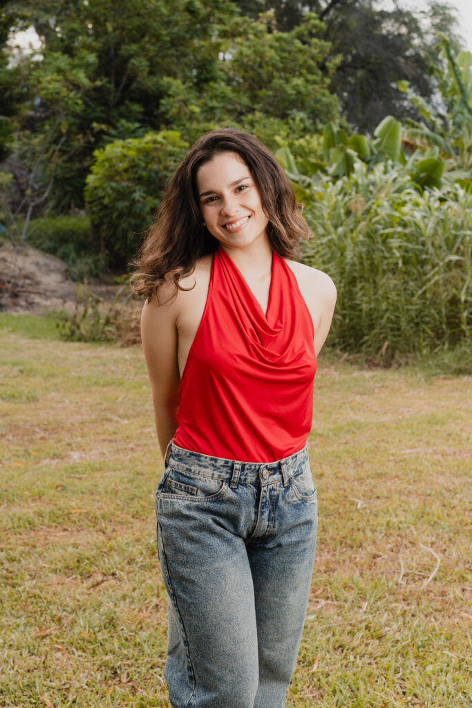 _CDM4826 Mujer combinando blusa y pantalón de Armónica para su estilo diario
